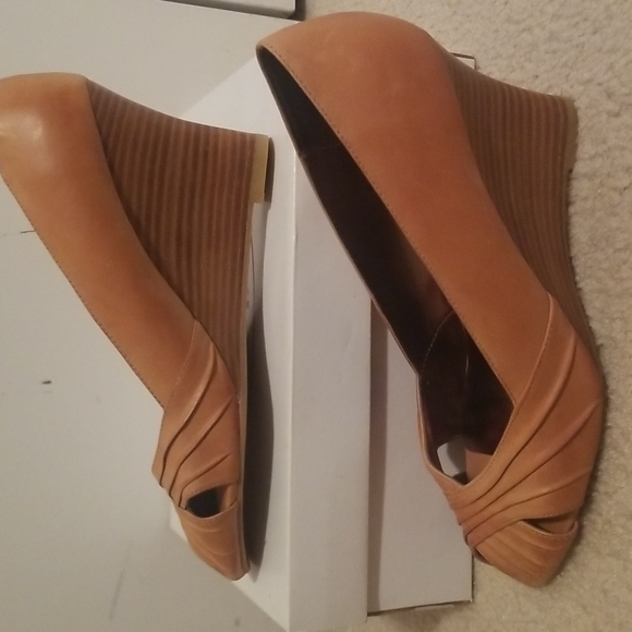 New Tan Wedge Shoe, size 8.5 - Picture 6 of 7